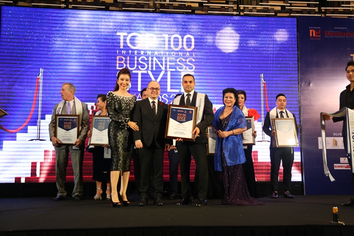 Đại diện cộng đồng doanh nhân Úc Wayne Woods – CEO Eastin Grand Hotel Saigon được vinh danh Top 10 Phong Cách Doanh Nhân Quốc Tế 2018