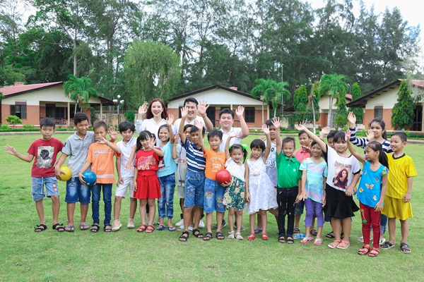 Gia đình doanh nhân Nguyễn Hoài Nam, Á hậu Nguyễn Thu Hương cùng các con đã có một ngày cuối tuần thật ý nghĩa tại Làng trẻ em SOS Bến Tre. - Active